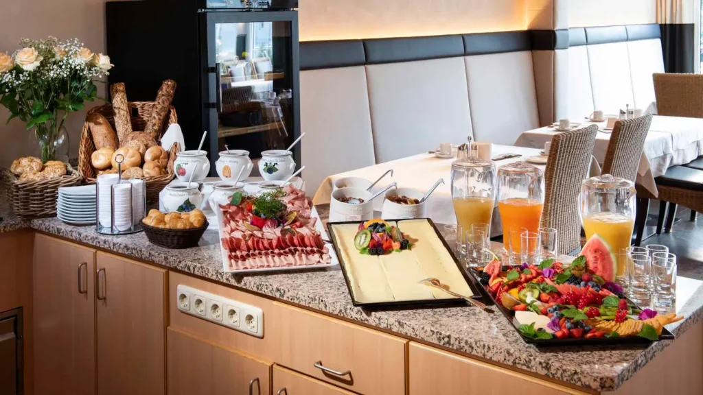 Reichhaltiges Frühstücksbuffet im Hotel Hubertushof mit frischem Gebäck, Wurst, Käse, Säfte und Obstplatten.
