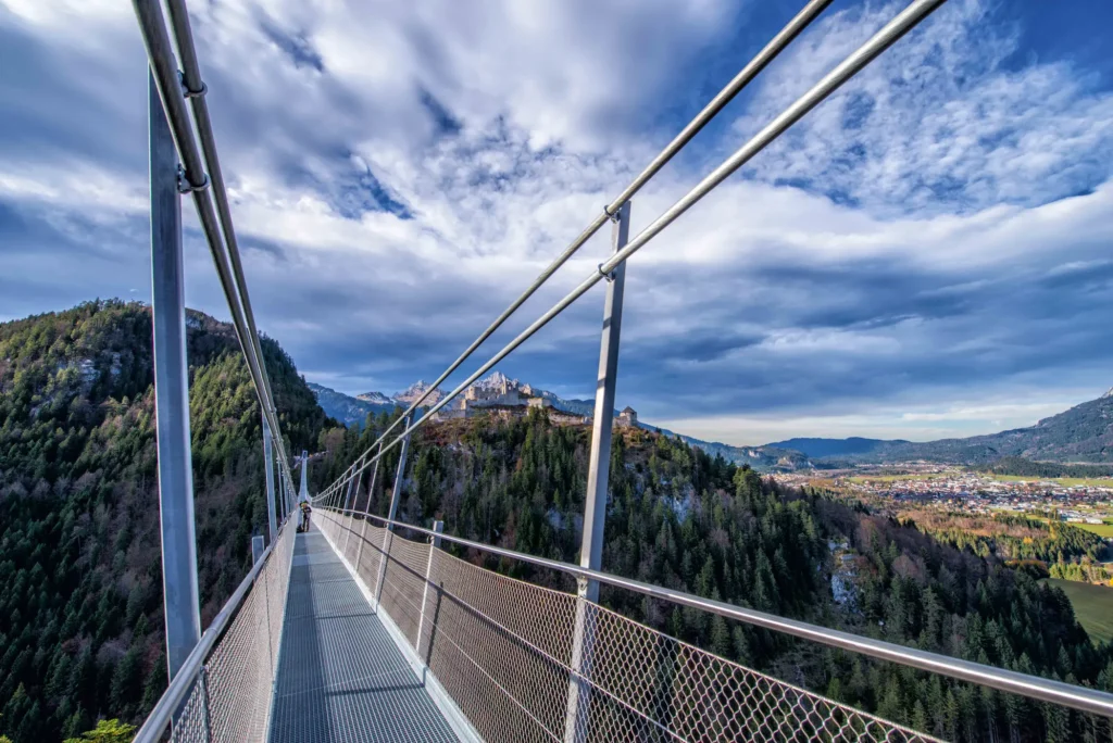 Lange Fußgänger-Hängebrücke highline179 mit Blick auf Burg Ehrenberg nahe dem Hotel Hubertushof.