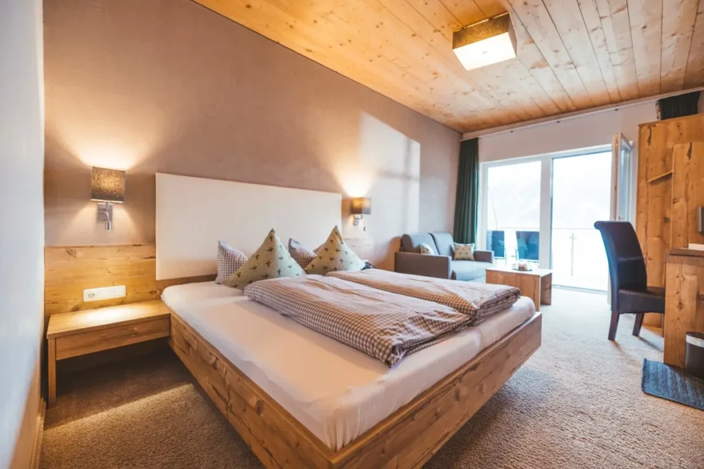 Modernes Hotelzimmer im Hotel Hubertushof für Paare und Aktivurlauber in den Tiroler Alpen.